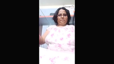 Tanker Glasses Milf Showing Masturbating