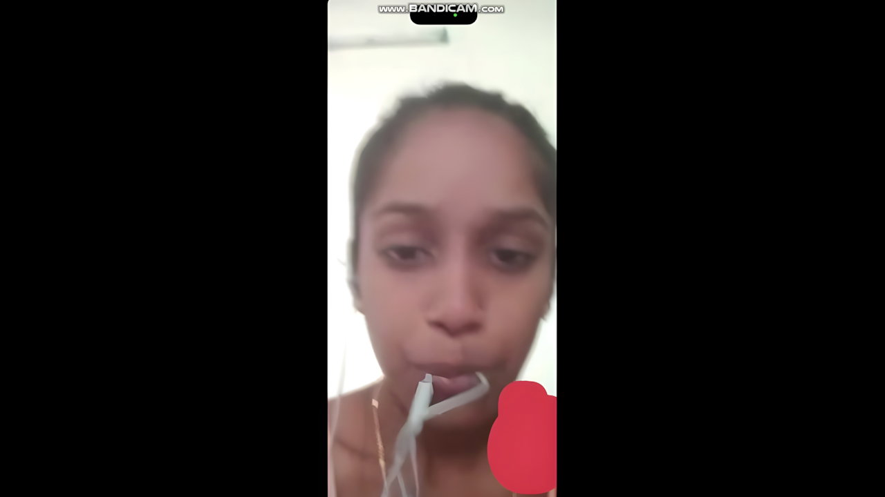 slim married Tamil wife sharp boobs showing viral MMS