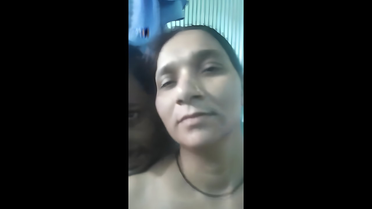 Mature Mumbai slum Bhabhi sex with young guy video