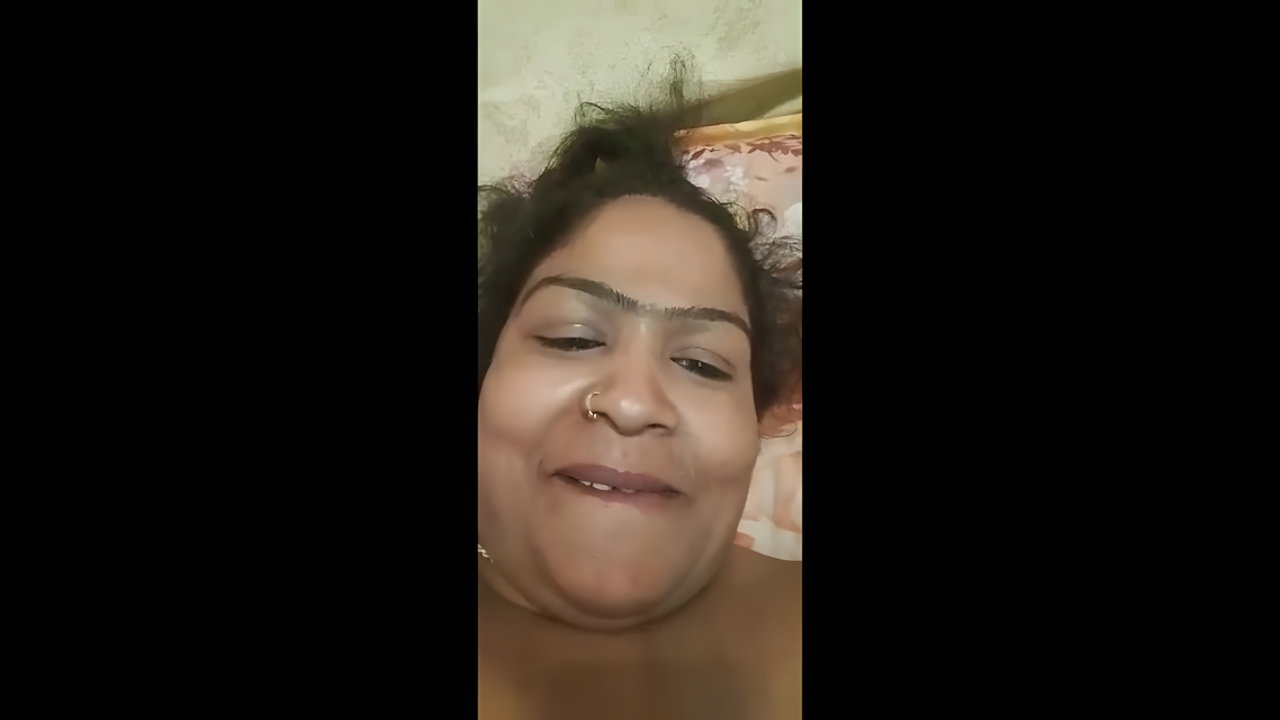 Bangladeshi Bhabi displaying her nude body