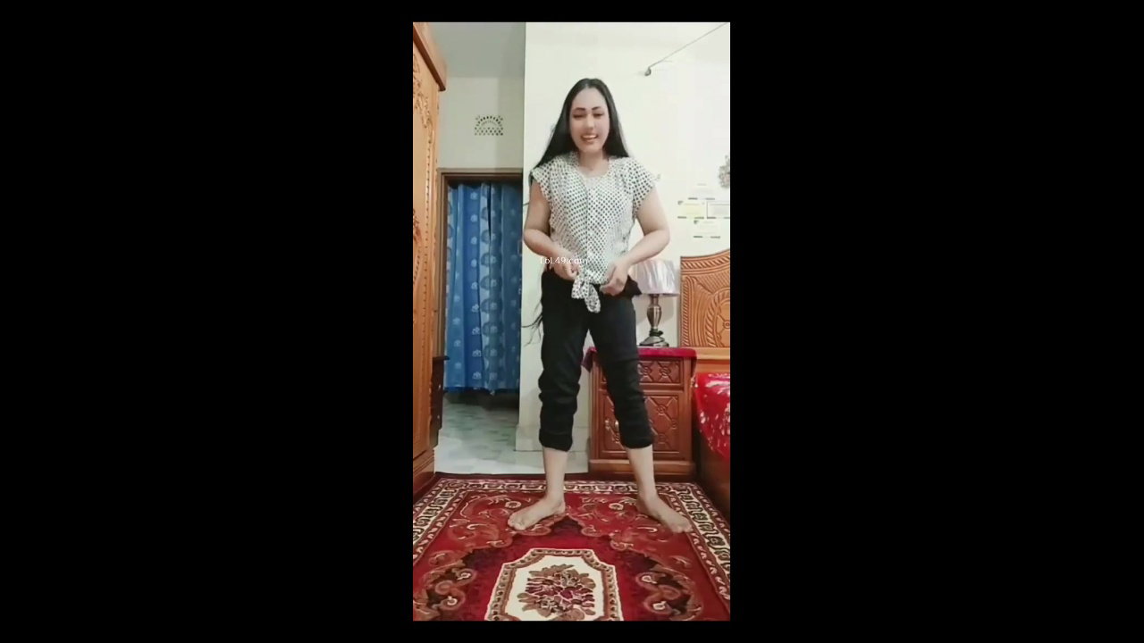 Chamet girl dancing and showing boobs on video call