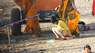 desi indian aunty urgent pissing