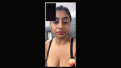 Indian Instagram influencer sowing big boobs MMS