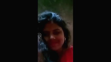 village bhabhi removes bra and shows big boobs viral MMS