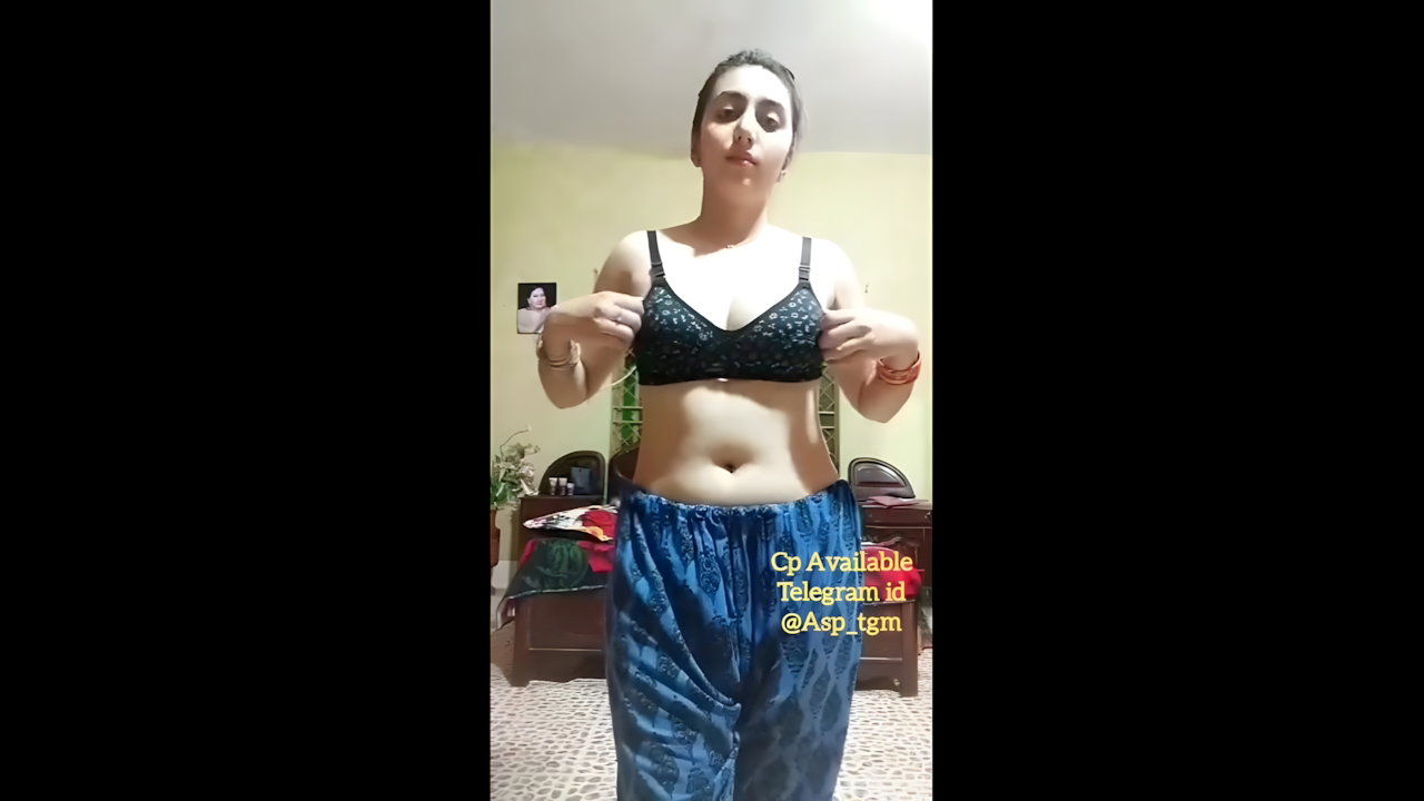 Pakistani Cute Sister Saying Mere Baal abhi Geele hai