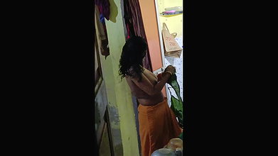 bhabhi removing blouse and viral boobs show caught