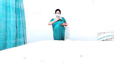 Khobsorat Aunty apni Chutt main kia daal rahi hai