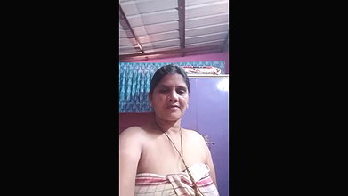 mature aunty removing towel and viral pussy show