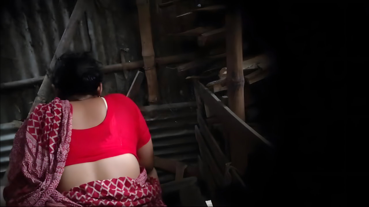bhabhi pissing in bathroom with big ass shown