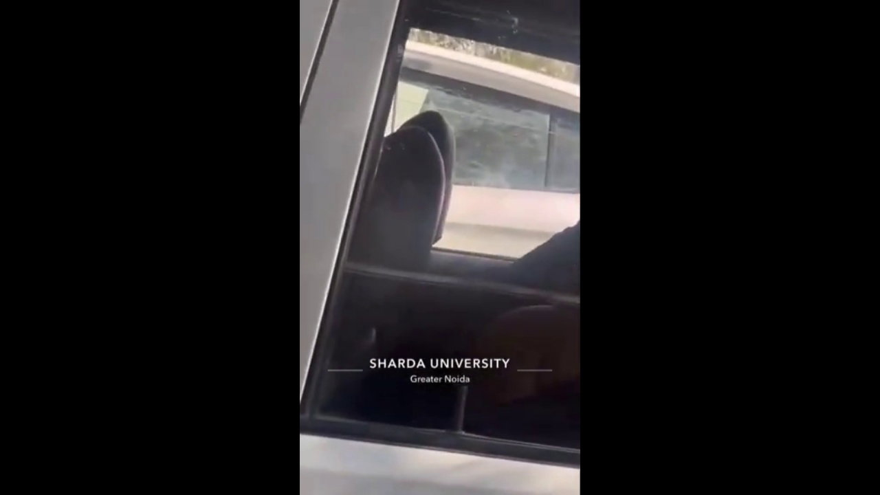 Noida University girl outdoor sex in car