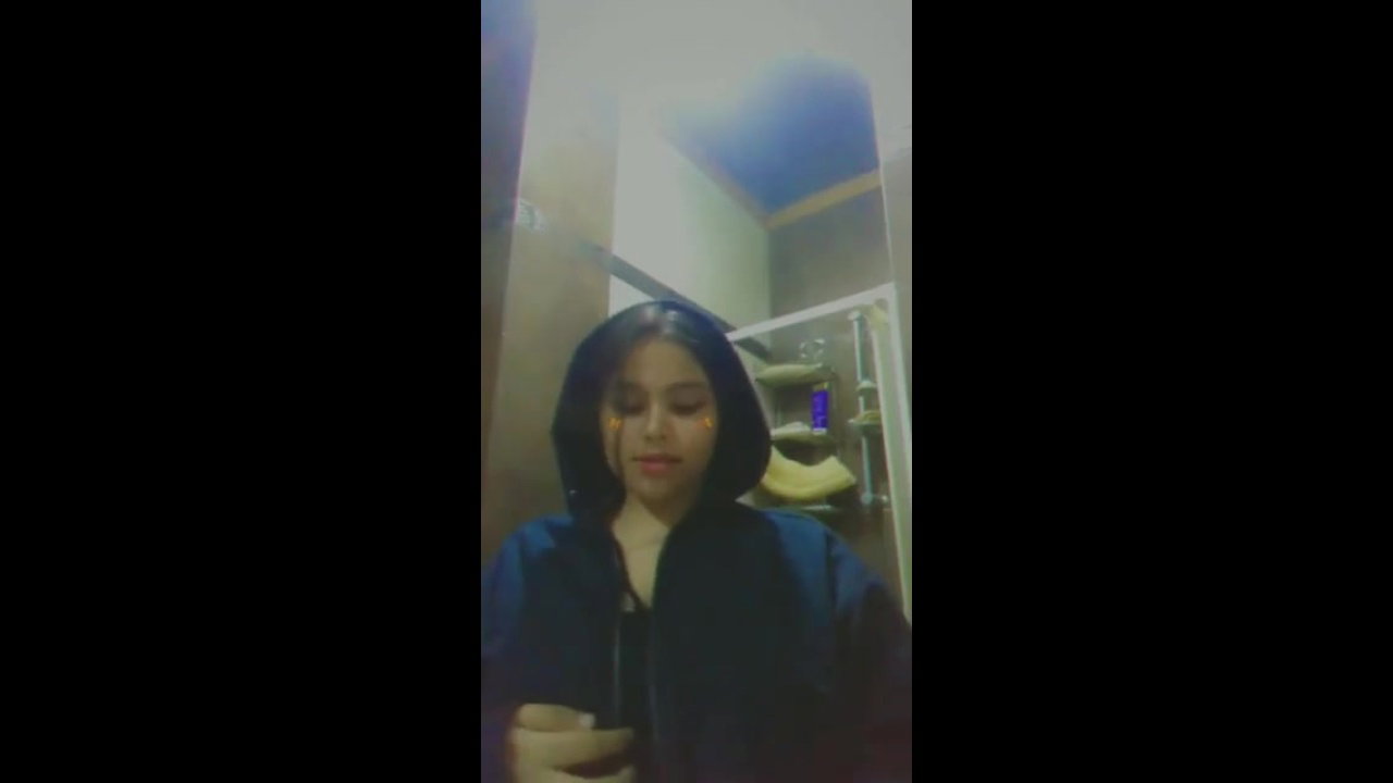 Pakistani girl in Gulf showing round big boobs