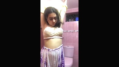 chubby girl nude show in bathroom