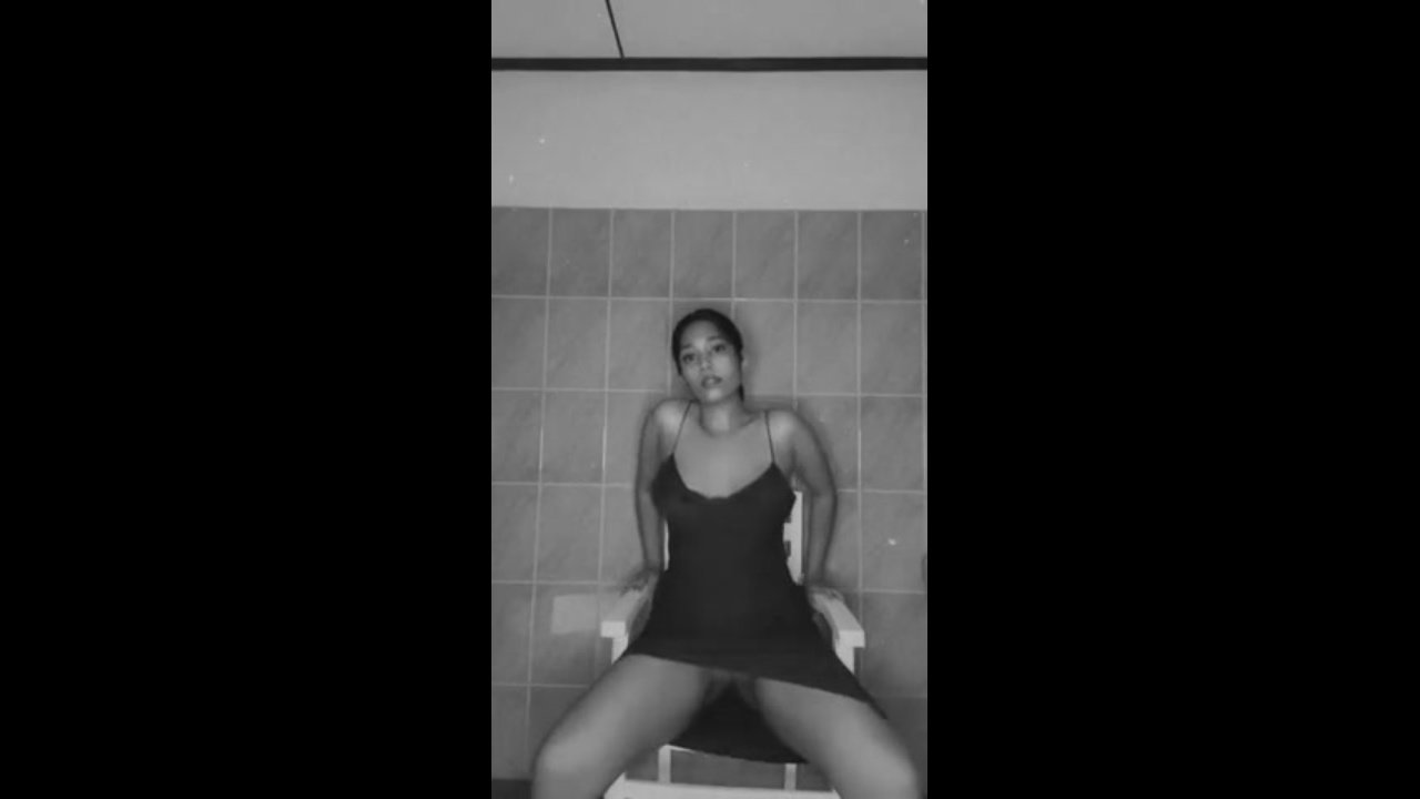 Instagram girl posts nude bath for fans viral show