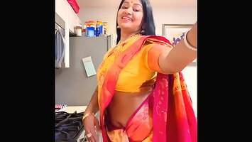 Iyer maami in US huge deep thoppul navel show dance