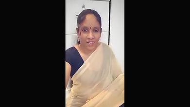 Kochi mallu aunty lifting saree pussy showing