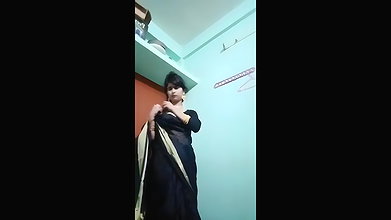 Tall bhabhi stripping saree to nude MMS