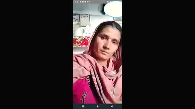 Pakistani mature aunty showing boob on cam viral clip