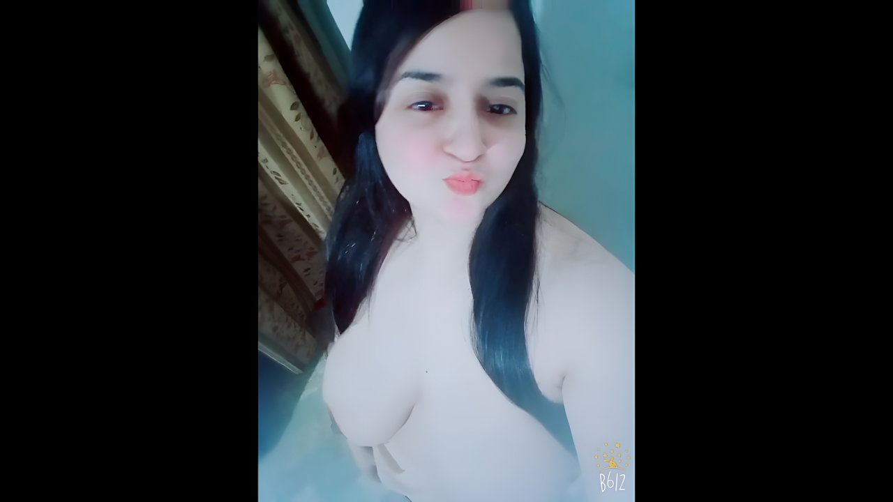 beautiful busty Bhabhi showing boobies