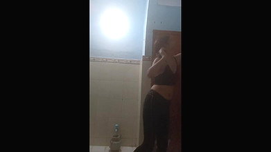 small boobs Pakistani girl nude MMS selfie