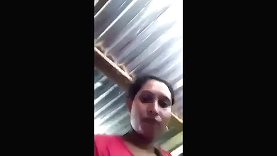 ladki ne chut mein ungli kri