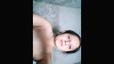 gori ladki ne chut mein ungli kri