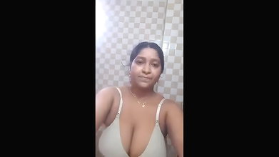 chubby desi bahbhi nude bath