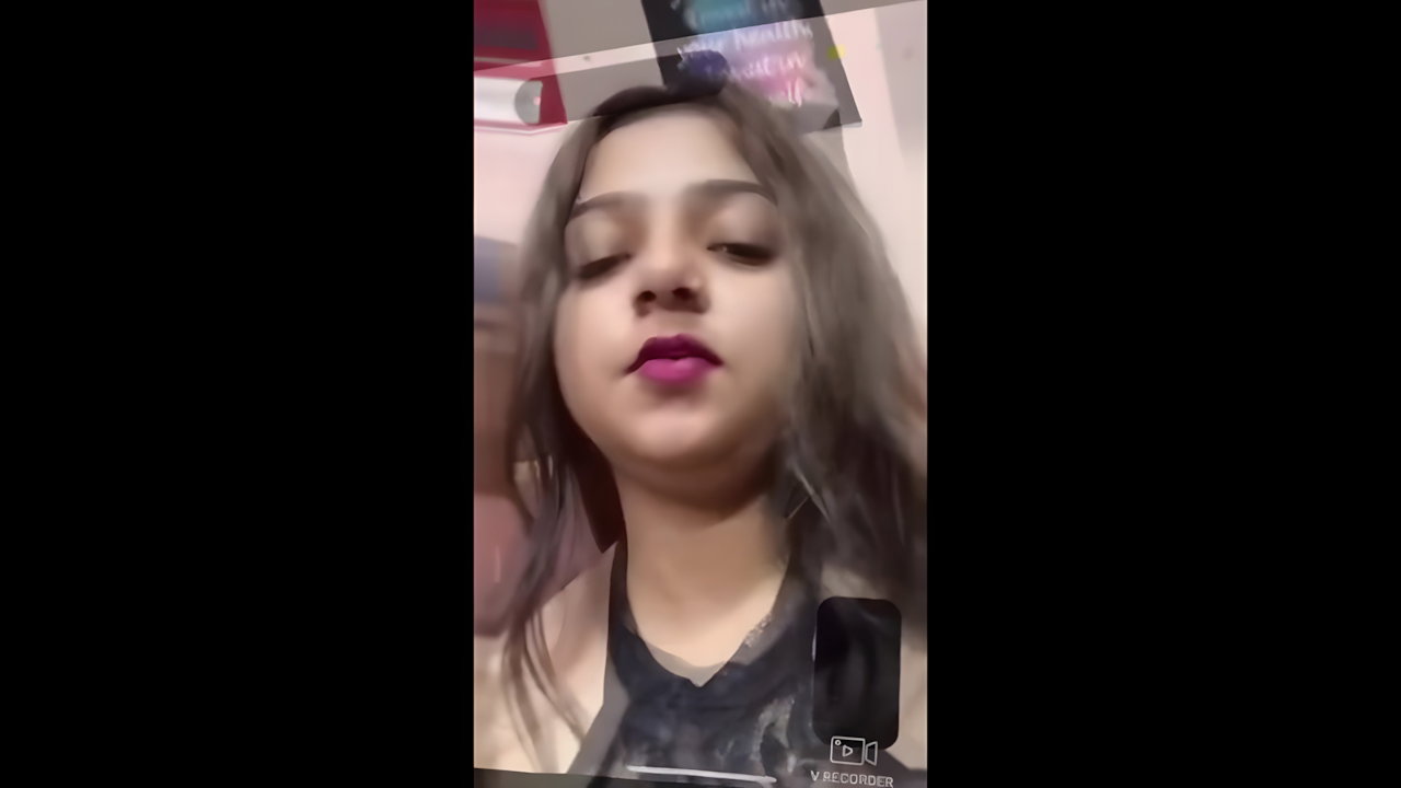 Hot girl showing her sexy pussy and fatty body