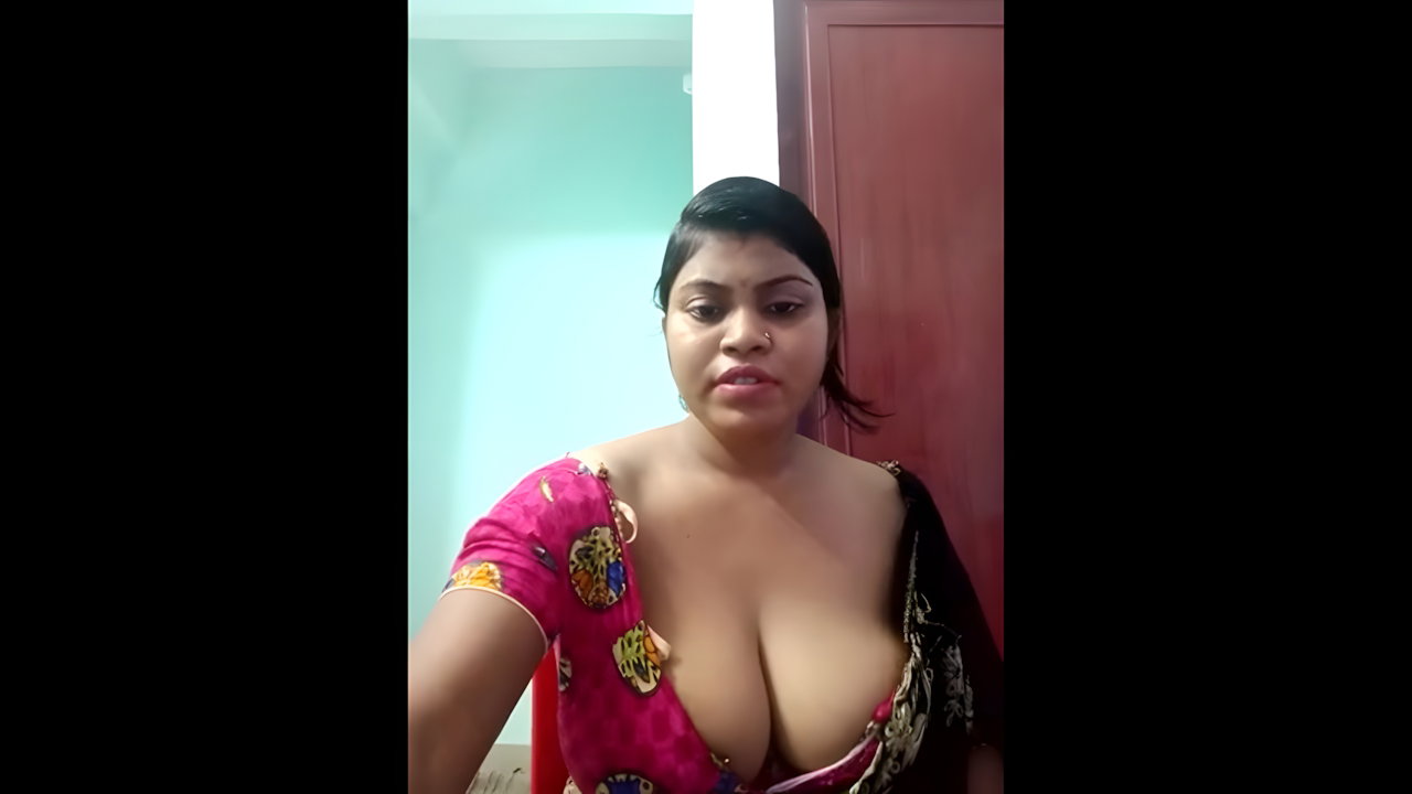 Sexy bhabhi showing her huge boobs shaking