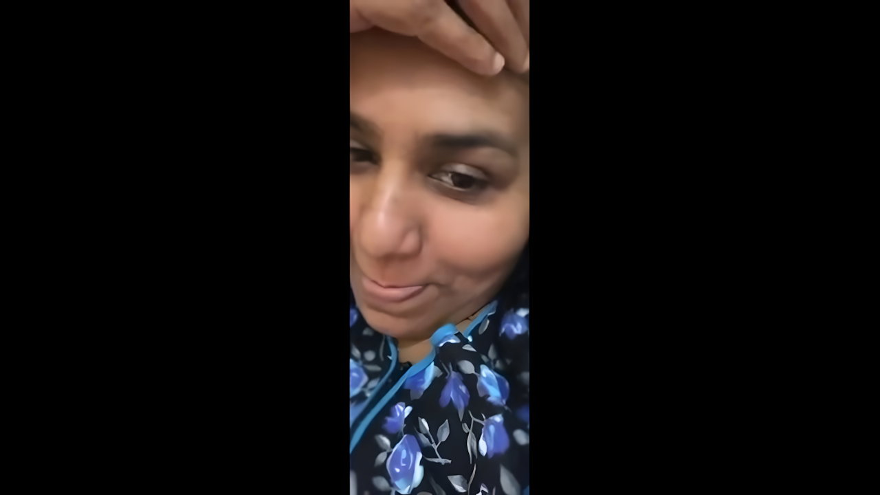 Mallu chechii showing her pussy