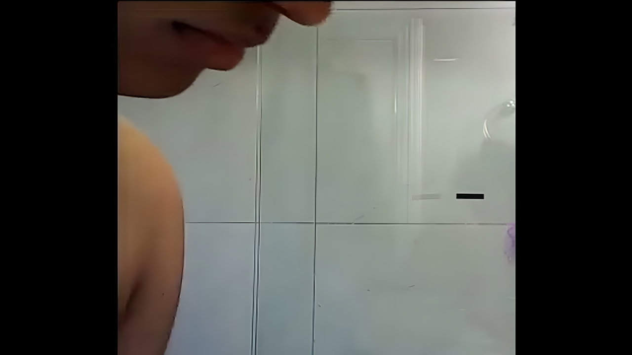 Desi babe recording herself while taking bath