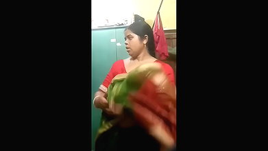 Aunty Changing her dress and show her nude body
