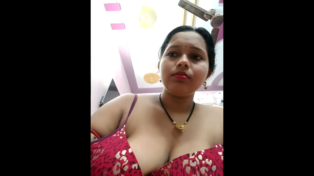 Sexy hot aunty talking showing her nude body