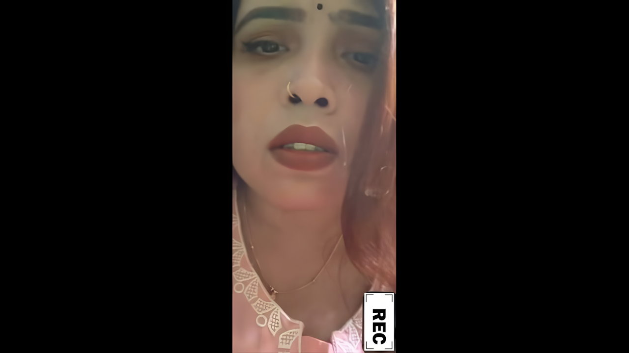 Sexy hot aunty undress show her pussy