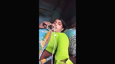 Village aunty showing her pussy