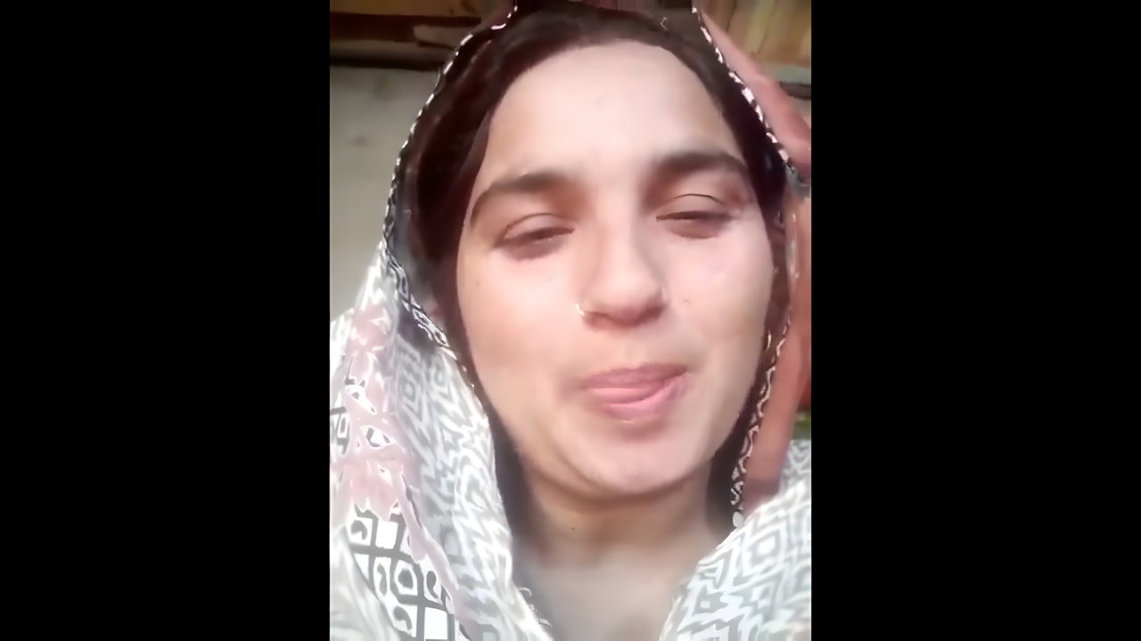 Muslim girl show her pussy