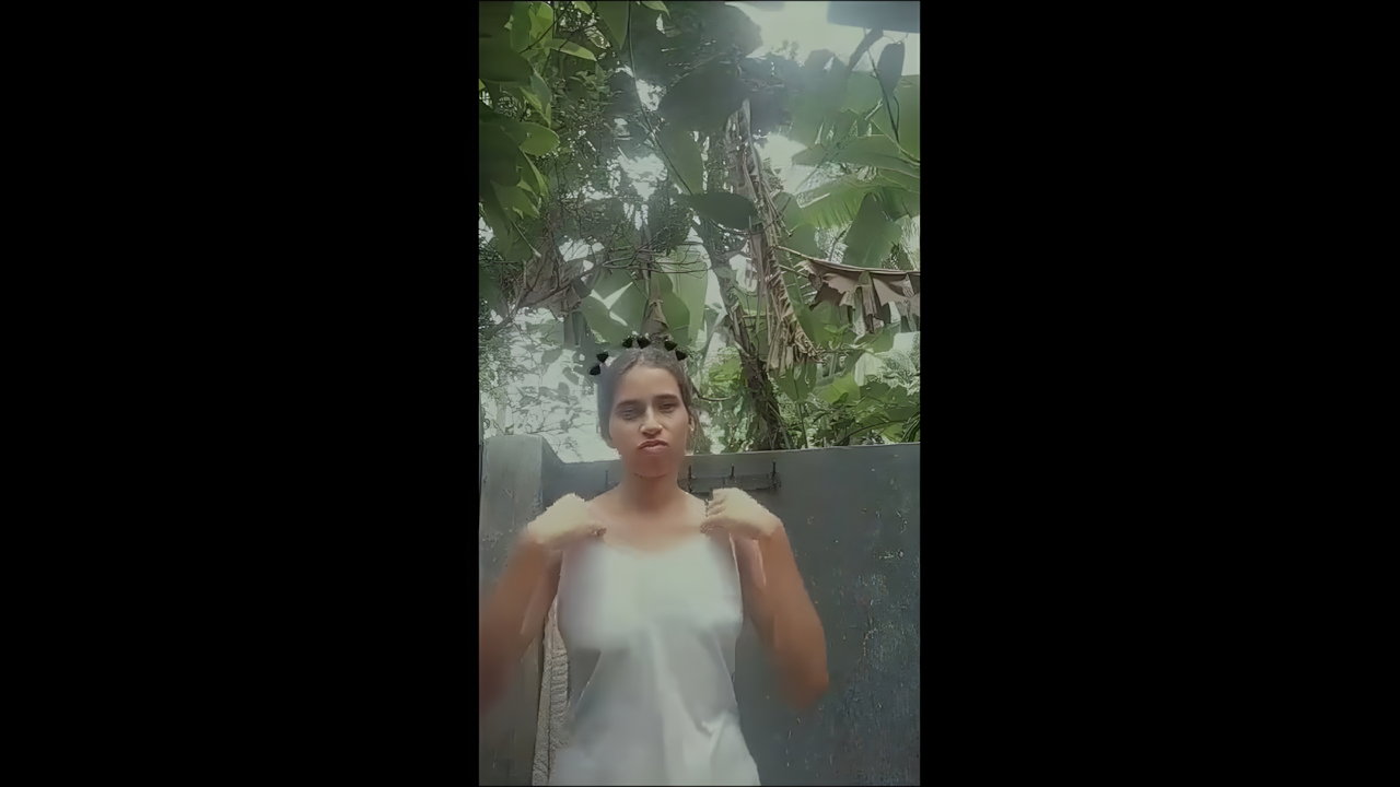 Bangladeshi village bhabhi showing big round boobs