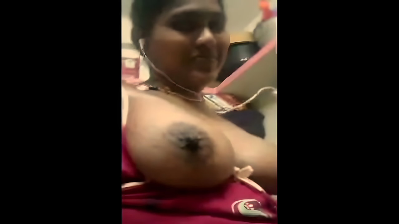 Sexy aunty showing her boobs on vc