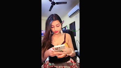 Hot Zoya Playing With Boobs Chamet Live