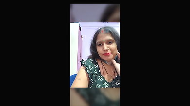 Indian Aunty Simran Bhabhi Boobs Show