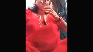 Aunty showing her huge ass  pussy
