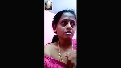 Mature aunty show her boobs on vc