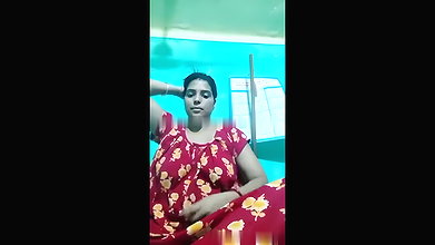 Bhabhi showing her boobs