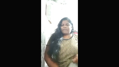 Tamil lady show her huge boobs