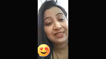 Sexy Bhabhi Shows her Nude Body and Fingering