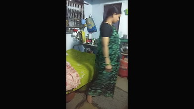 Telugu aunty Reshma strip saree mms