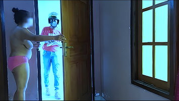 Lucky delivery guy utilize oppurtunity to see customer topless assets