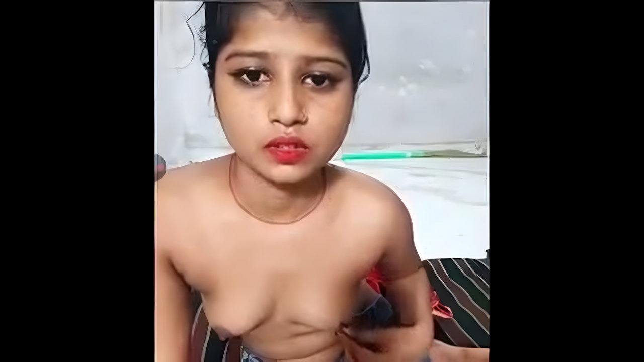 Beautiful girl flashing her sweet boobs in Indian Sex MMS