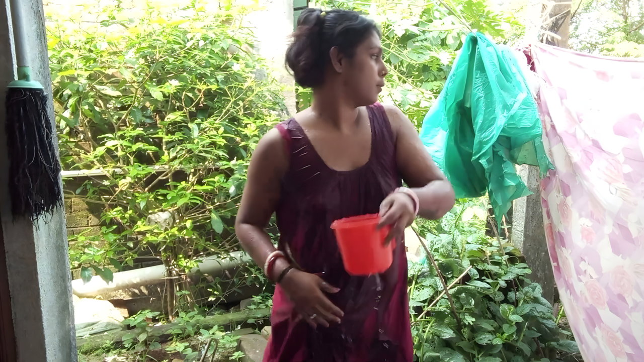 Sexy YouTuber Flashes Nipple in Steamy Indian MMS Leak