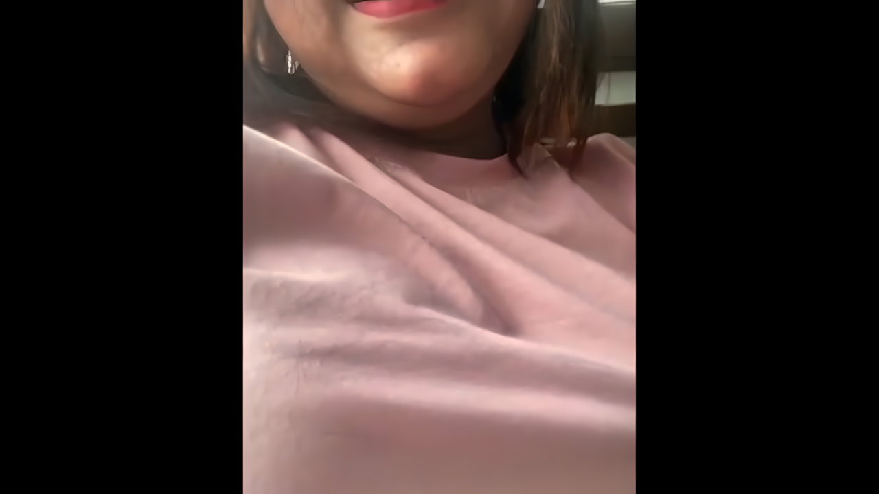 Naughty Desi Woman Shows Boobs Pressing in XXX MMS