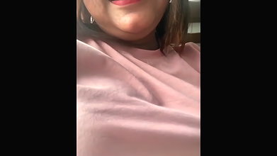 Naughty Desi Woman Shows Boobs Pressing in XXX MMS